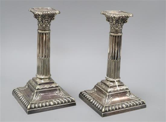 A pair of Corinthian columned silver-plated candlesticks H.23cm